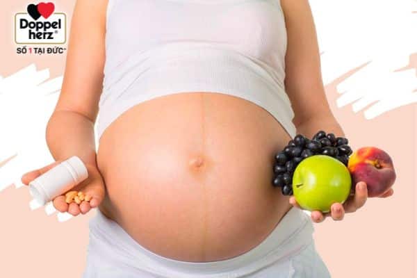 Do nhu cầu đặc biệt của thai nhi và việc ăn uống thường ngày có thể không thu nạp đủ vitamin và dưỡng chất, mẹ bầu nên bổ sung viên uống có chứa DHA, acid folic, sắt