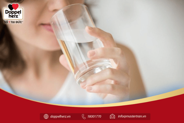 Việc uống đủ lượng nước mỗi ngày cũng sẽ giúp cải thiện phần nào các triệu chứng khó chịu trong giai đoạn mãn kinh