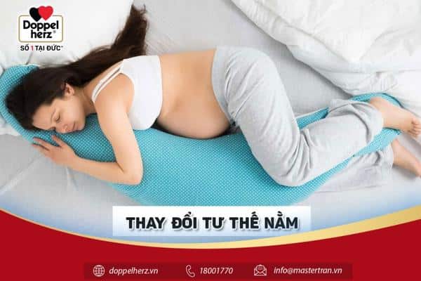 Tư thế nằm nghiêng về bên trái giúp bà bầu dễ thở hơn