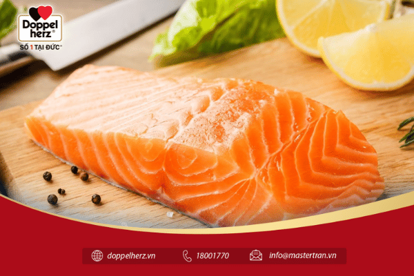 Cá hồi là món ăn bổ sưỡng chứa nhiều vitamin, protein và DHA có tác dụng cải thiện trí nhớ, làn da và mái tóc cho chị em phụ nữ, giảm lượng cholesterol và giúp hệ tim mạch khỏe mạnh hơn.
