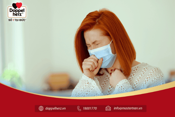 Ho giúp tống virus ra ngoài cơ thể, vì vậy nếu tiếp xúc với người bệnh bị ho mà không đeo khẩu trang thì rất dễ lây nhiễm