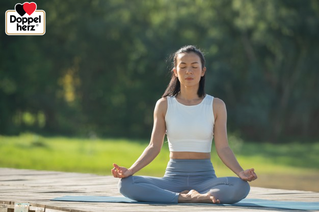 Yoga hay ngồi thiền cũng là phương pháp hữu ích giúp cơ thể thư giãn và cải thiện hiện tượng bốc hỏa ở phụ nữ