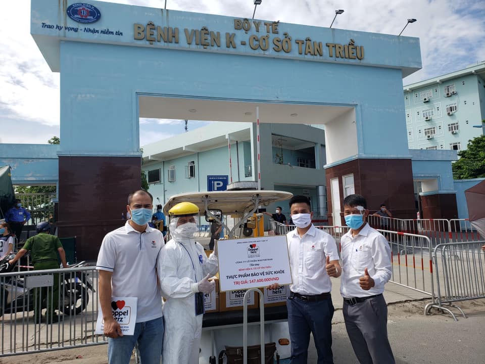 Đại diện nhãn hàng Doppelherz đến Bệnh viện K Tân Triều ủng hộ tuyến đầu chống dịch