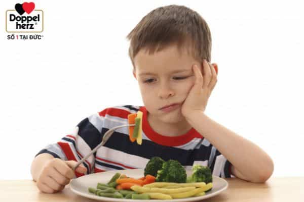 Trẻ biếng ăn, ăn không ngon khiến cơ thể trẻ không được cung cấp đầy đủ các vi chất dinh dưỡng