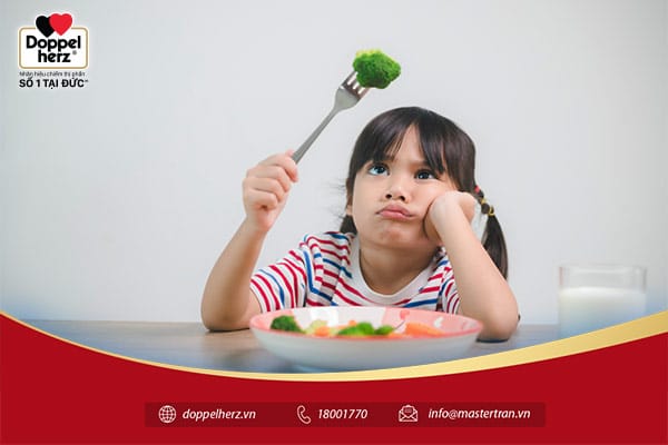 Dấu hiệu nhận biết trẻ 3 tuổi biếng ăn chậm tăng cân là bé ăn ít hoặc bỏ bữa