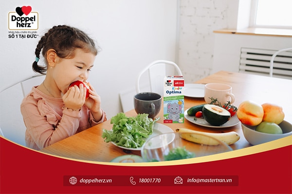 Bên cạnh chế độ dinh dưỡng khoa học, bố mẹ nên cho trẻ dùng thêm Kinder Optima để con ăn ngon hơn