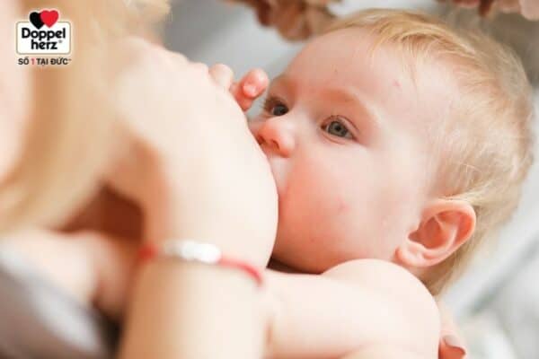 Cho trẻ bú sữa đúng cách là cách khắc phục hiệu quả tình trạng biếng ăn ở trẻ 4 tháng tuổi