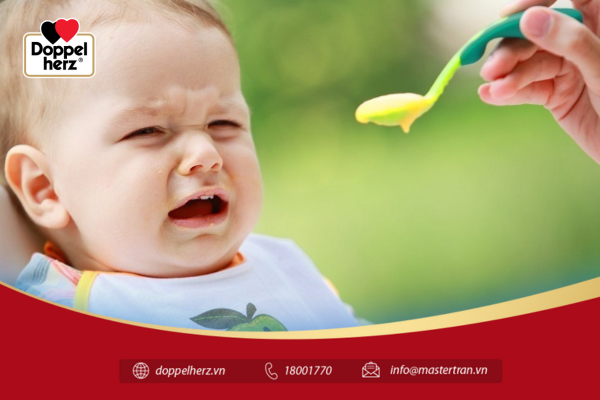 Trẻ thường có thái độ không hợp tác, ngậm đồ ăn rất lâu và không nuốt