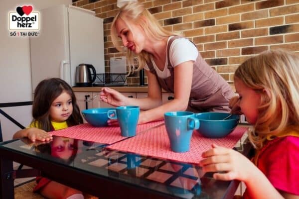Bố mẹ nên cho trẻ ngồi ăn với cả gia đình để khiến bé thích thú hơn khi đến giờ ăn