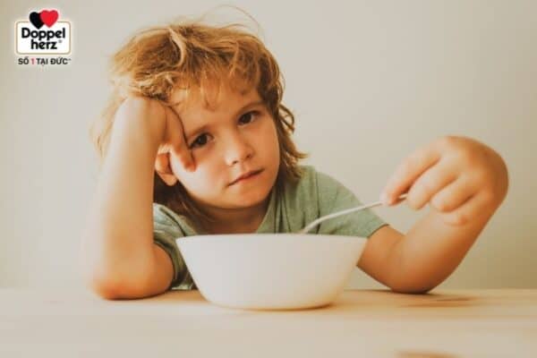 Trẻ biếng ăn lâu ngày do nhiều nguyên nhân khác nhau