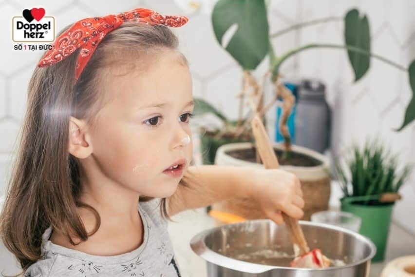 Bố mẹ nên cho trẻ tham gia vào việc nấu nướng để con ăn ngon miệng hơn