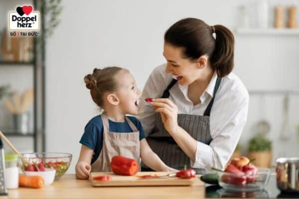 Bố mẹ nên trang trí món ăn bắt mắt và cho trẻ tham gia vào quá trình nấu nướng để kích thích con ăn ngon miệng hơn
