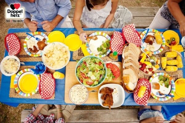 Bố mẹ nên cho trẻ ăn đa dạng các món ăn để khiến con cảm thấy thích thú hơn khi đến giờ ăn