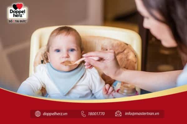 Bố mẹ nên chia nhỏ bữa ăn cho trẻ để giúp con cảm thấy thoải mái hơn khi ăn
