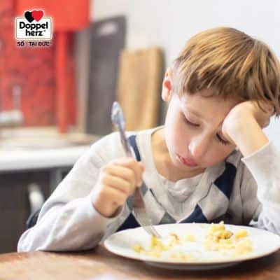 Bố mẹ cần phải làm gì khi trẻ biếng ăn và hay nôn?