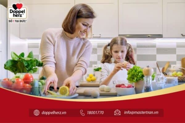 Bố mẹ nên cho trẻ nấu ăn cùng và tập cho bé thói quen ăn uống đúng giờ