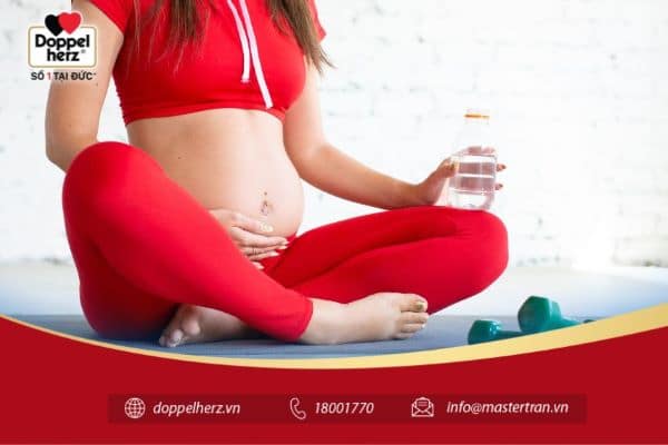 Mẹ bầu nên uống đủ nước và bổ sung nhiều rau xanh, trái cây tươi trong chế độ dinh dưỡng hàng ngày trong suốt cả thai kỳ, nhất là tháng đầu tiên