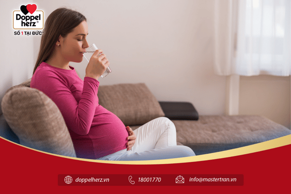 Bổ sung nước hàng ngày cho mẹ bầu là cần thiết để bảo vệ sức khỏe của mẹ bầu và hỗ trợ thai nhi phát triển tốt