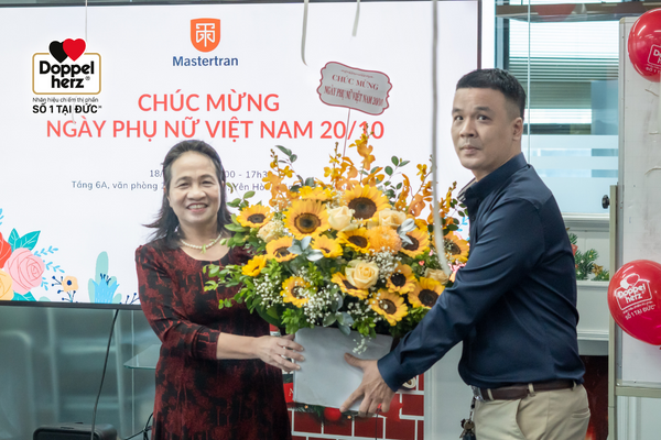 cô Cao Thị Bích Hằng – Chủ tịch HĐQT đã thay mặt toàn thể CBNV nữ trong công ty gửi lời cảm ơn chân thành đến Ban lãnh đạo đã luôn dành sự quan tâm, động viên đến đời sống tinh thần của CBNV, đặc biệt là CBNV nữ trong ngày Phụ nữ Việt Nam 20/10
