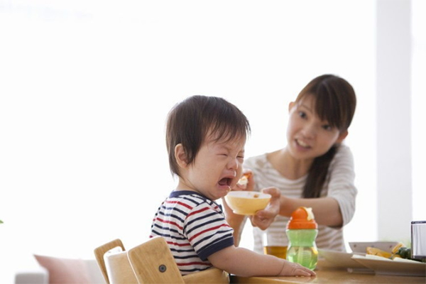 Ép ăn, trách mắng có thể khiến chứng biếng ăn của trẻ trầm trọng hơn. Ảnh: Parent