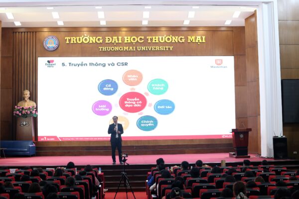 Thầy Nguyễn Hồng Quân chia sẻ với sinh viên Trường Đại học Thương Mại