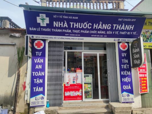 Những tấm poster được thiết kế với trọng tâm là các sản phẩm của Doppelherz, nổi bật trên nền đỏ