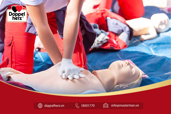 Hồi sức tim phổi (CPR) là một cách chữa đau tim tại nhà trong thời gian chờ đợi xe cấp cứu đến. 