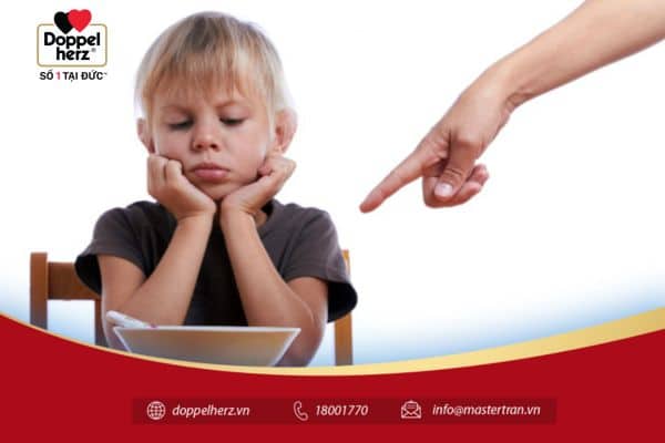 Tâm lý không thoải mái cũng có thể gây ra tình trạng biến ăn ở trẻ
