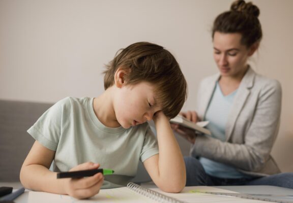 Trẻ mắc hội chứng giảm chú ý dễ bị phân tâm, không chú ý vào bài học