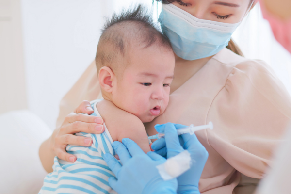 Trẻ cần tiêm phòng vắc-xin theo chỉ định của Bộ Y tế