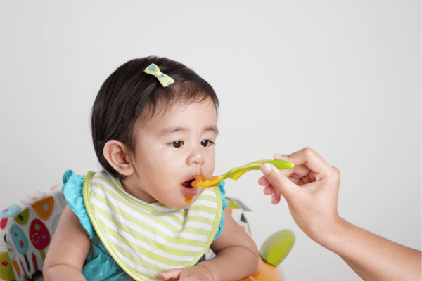 Nhiều bé có thể gặp khó khăn khi bắt đầu ăn dặm