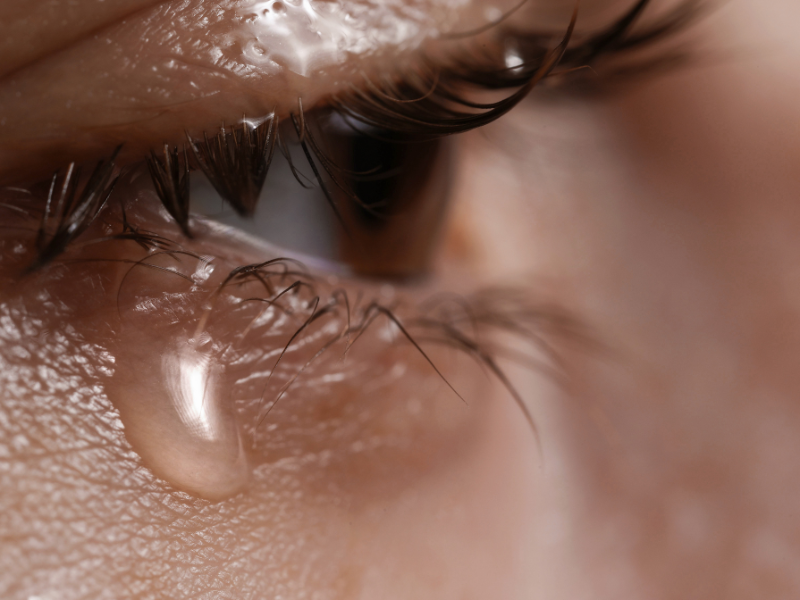 Chảy nước mắt liên tục là tình trạng nước mắt tiết ra nhiều và xảy ra thường xuyên