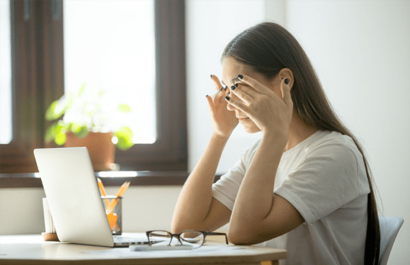 Khô mắt – vấn đề đi kèm khi ngồi máy tính hàng giờ