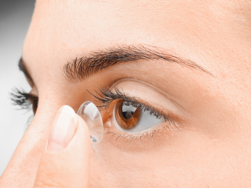 Kính áp tròng bẩn chứa nhiều vi khuẩn gây ảnh hưởng đến sức khoẻ mắt