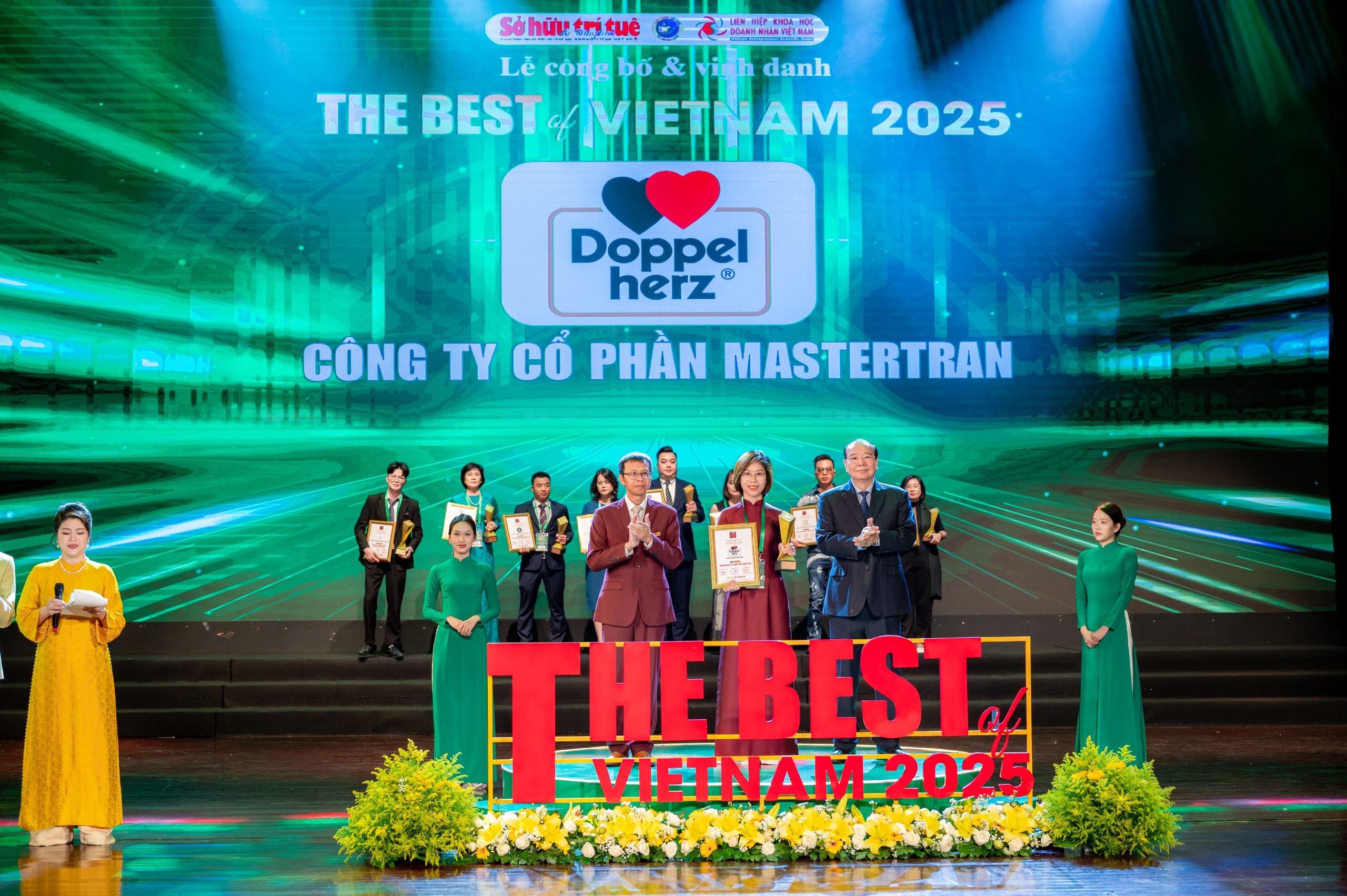 Đại diện Doppelherz nhận cúp và chứng nhận “Top 10 thương hiệu dược phẩm tốt nhất Việt Nam 2025”
