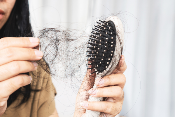 Rụng tóc sau sinh mẹ nên uống gì cho tốt