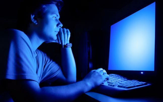 Ánh sáng xanh và nguồn tiếp xúc trong môi trường văn phòng