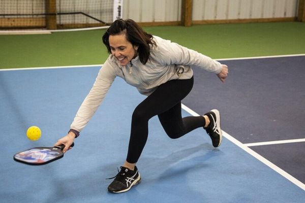 đánh pickleball hoạt động cổ chân nhiều