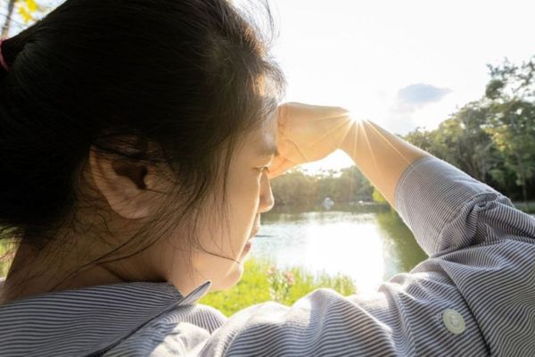 suy giảm thị lực làm nhạy cảm với ánh sáng