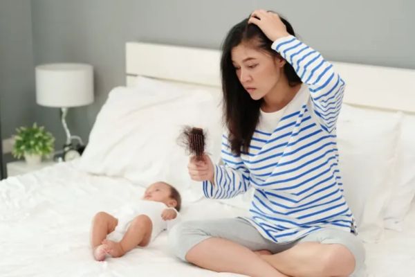 mẹ bỉm rụng tóc do thiếu máu sau sinh